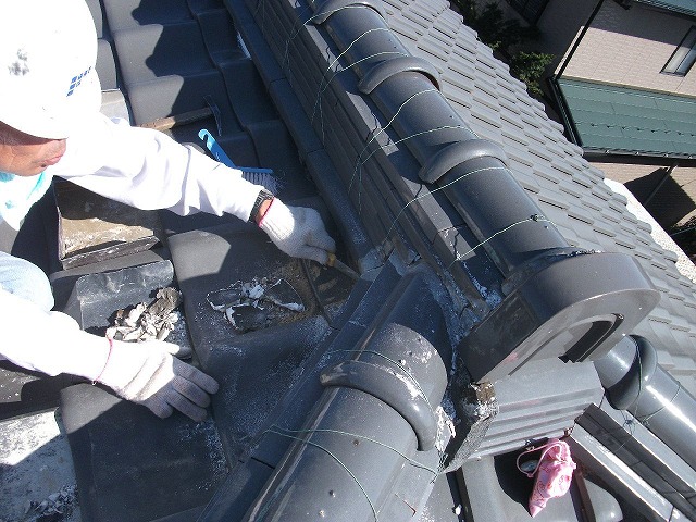 割れた漆喰と土をかき出す